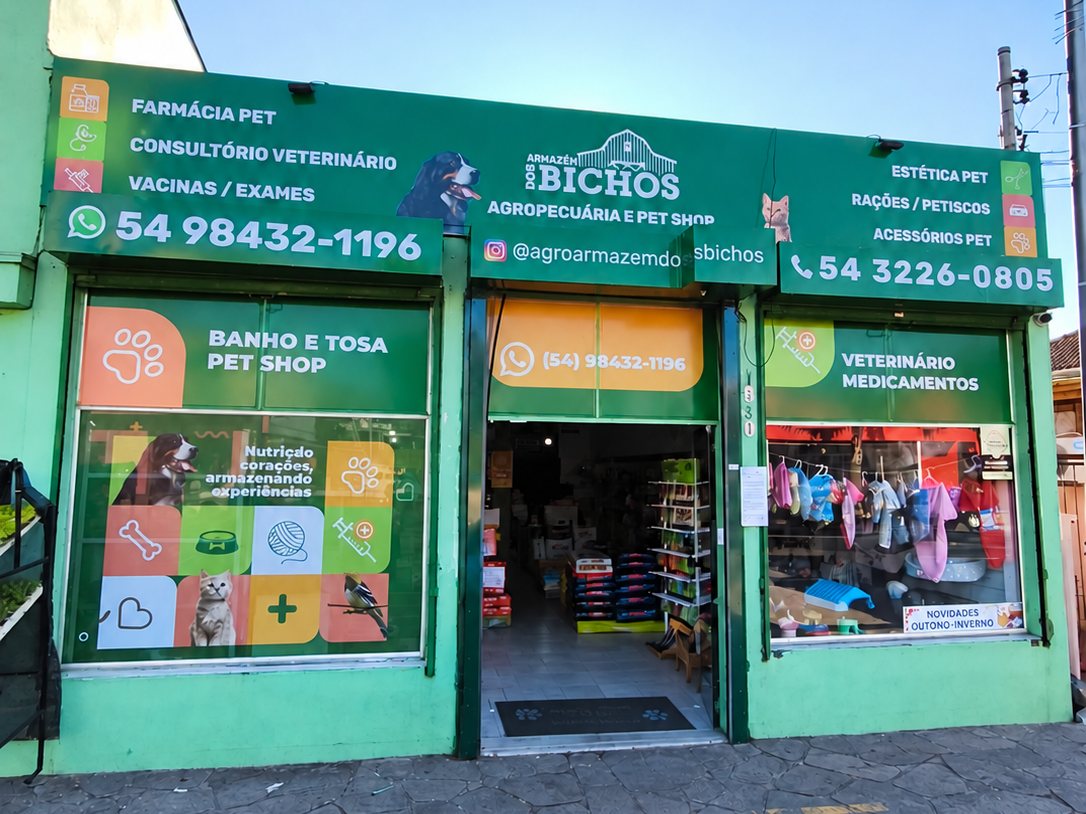 Fachada da loja Armazém dos Bichos no bairro Kayser, em Caxias do Sul, com a porta aberta e as vitrines de banho e tosa e de veterinário